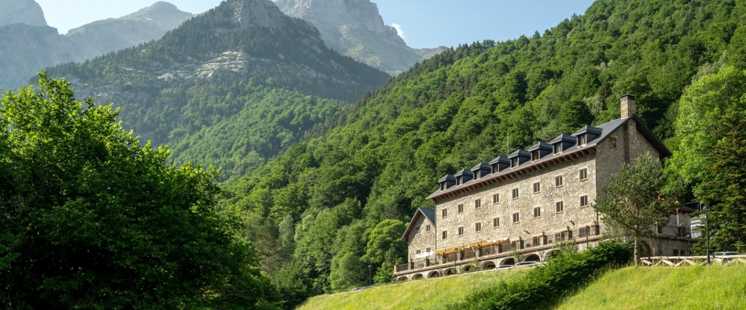 DE PARADOR A PARADOR ESPANA 写真集 2巻函入り Amazon.co.jp: De parador a parador: España, 2 vols : 本